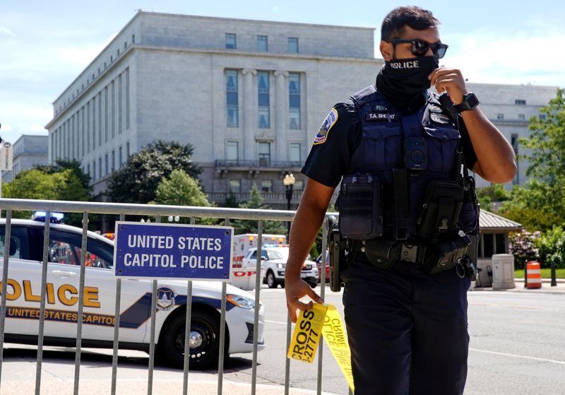 © Reuters. أحد أفراد شرطة الكونجرس بالقرب من حاجز في واشنطن يوم الخميس. تصوير: إليزابيث فرانتس - رويترز. 