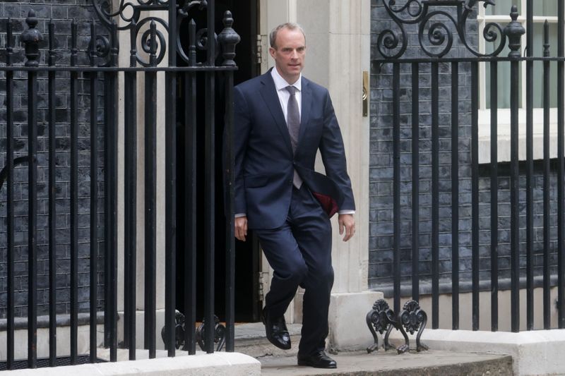 &copy; Reuters. وزير الخارجية البريطاني دومينيك راب يغادر مقر الحكومة في لندن يوم الخميس. تصوير: هانا مكاي - رويترز. 