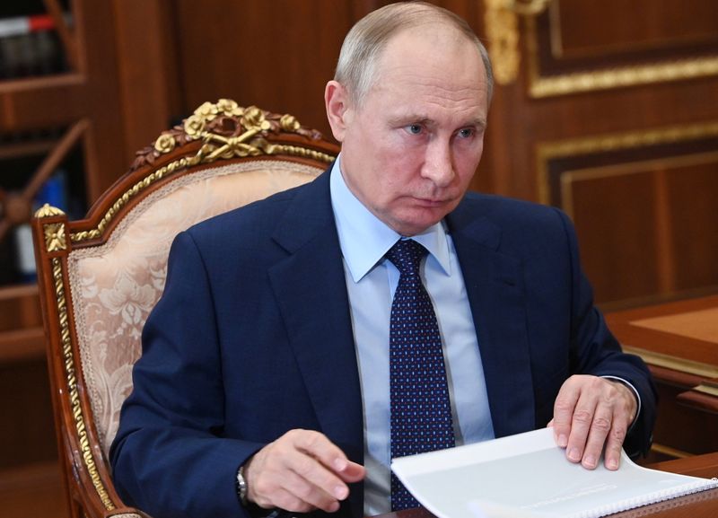 © Reuters. الرئيس الروسي فلاديمير بوتين في مكتبه في موسكو يوم 11 اغسطس اب 2021. صورة من سبوتنيك.