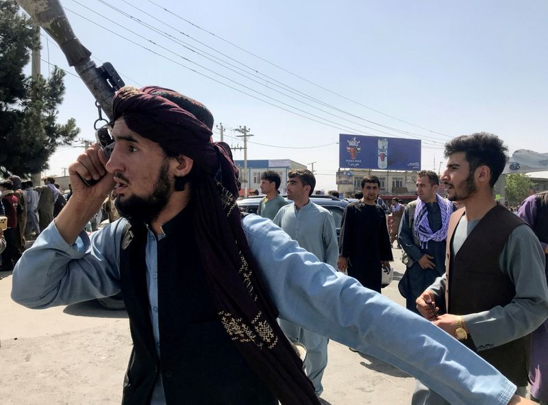 &copy; Reuters. IMAGEN DE ARCHIVO. Un miembro de los talibanes revisa el área en las afueras del Aeropuerto Internacional Hamid Karza, en Kabul, Afganistán, Agosto 16, 2021. REUTERS/Stringer 