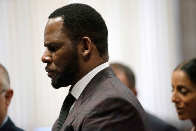&copy; Reuters. FILE PHOTO: R. Kelly appears for a hearing at Leighton Criminal Court Building in Chicago, Illinois, U.S., June 26, 2019.    E. Jason Wambsgans/Chicago Tribune/Pool via REUTERS