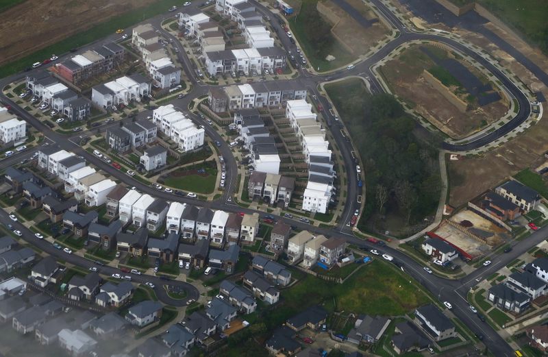 &copy; Reuters. A newly built housing estate can be seen next to another under construction in a suburb of Auckland in New Zealand, June 24, 2017. REUTERS/David Gray