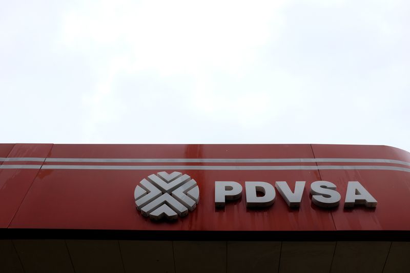 &copy; Reuters. Imagen de archivo del logo de la petrolera estatal venezolana PDVSA en una estación de servicio de Caracas, Venezuela. 24 septiembre 2018. REUTERS/Marco Bello