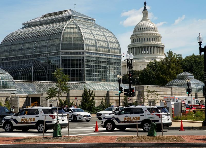 © Reuters. Los vehículos de la Policía del Capitolio de los EEUU y otros vehículos de emergencia responden a los informes de la policía de un vehículo sospechoso cerca del Capitolio en Washington. 19 de agosto de 2021. REUTERS/Elizabeth Frantz