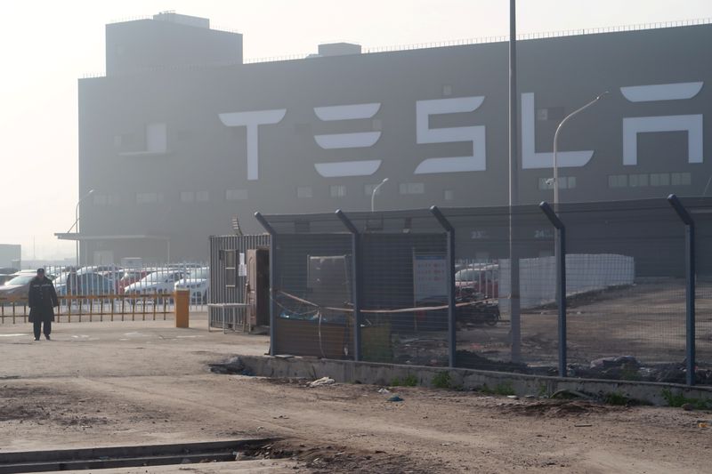 © Reuters. Elon Musk a annoncé jeudi que Tesla lancerait probablement l'année prochaine un prototype de robot humanoïde 