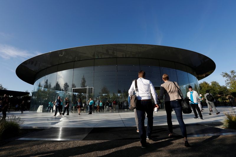 &copy; Reuters. FILE PHOTO: Guests arrive for at the Steve Jobs Theater for an Apple event at their headquarters in Cupertino, California, U.S. September 10, 2019. REUTERS/Stephen Lam/File Photo