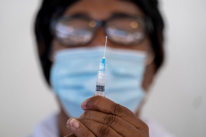 © Reuters. La Food and Drug Administration (FDA), l'autorité de santé américaine, analyse des nouvelles données suggérant que le vaccin contre le COVID-19 de Moderna pourrait être associé à un surcroît de risque d'inflammations cardiaques chez les hommes jeunes plus élevé qu'estimé jusqu'ici, selon un article du Washington Post publié tard jeudi soir. /Photo prise le 19 juillet 2021/REUTERS/Ricardo Arduengo