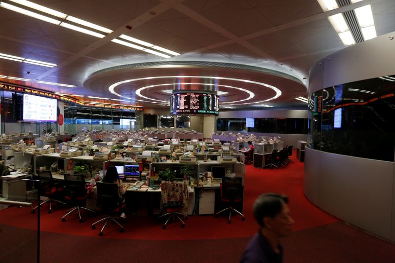 &copy; Reuters. A floor trader walks during afternoon trading at the Hong Kong Stock Exchange in Hong Kong, China September 26, 2016.  REUTERS/Bobby Yip