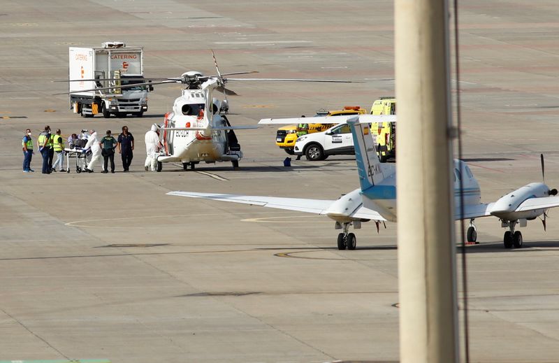 &copy; Reuters. Un migrante es trasladado en camilla tras ser rescatado por un helicóptero de salvamento marítimo, en Telde, en la isla de Gran Canaria, España 19 de agosto de 2021. REUTERS/Borja Suárez