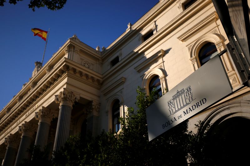 &copy; Reuters. Imagen de archivo de una bandera española sobre la fachada del a Bolsa de Madrid, España. 1 junio 2016. REUTERS/Juan Medina