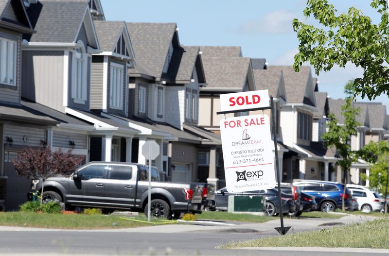 &copy; Reuters. A realtor's for sale sign stands outside a house that had been sold in Ottawa, Ontario, Canada, May 27, 2021.  REUTERS/Patrick Doyle