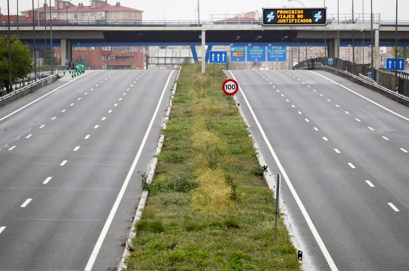 &copy; Reuters. FOTO DE ARCHIVO: Una pantalla que muestra un mensaje de advertencia durante la hora punta en una autopista A3 vacía en medio del brote de la enfermedad del coronavirus (COVID-19), en Madrid, España 31 de marzo de 2020. El mensaje dice: "Prohibidos los v