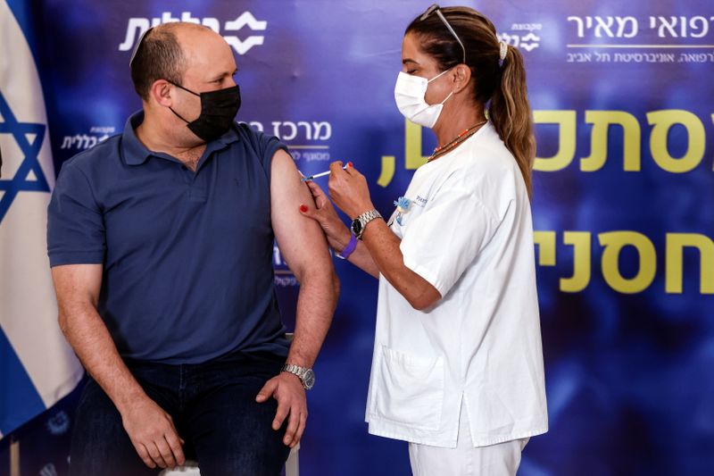 &copy; Reuters. Le Premier ministre israélien, Naftali Bennett, a reçu vendredi une troisième dose du vaccin anti-COVID-19 de Pfizer/BioNtech, après que le pays a élargi sa campagne de rappel pour inclure les individus de plus de 40 ans dans l'espoir de freiner la p