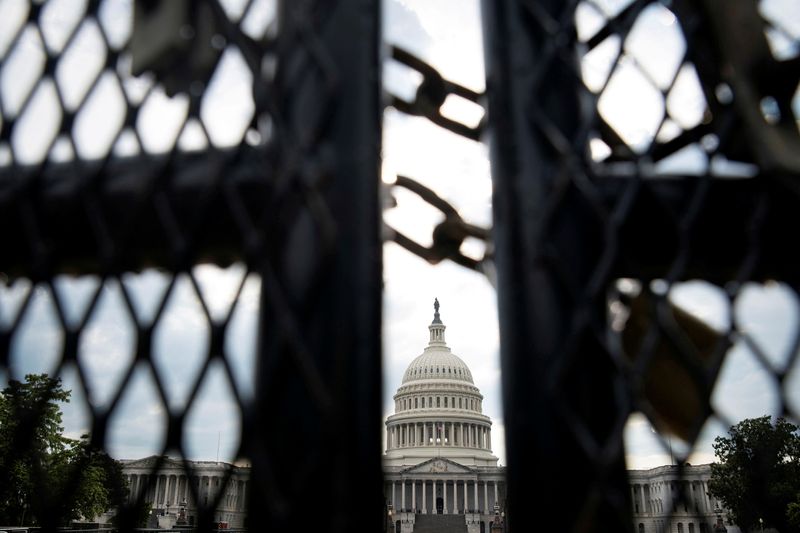 &copy; Reuters. FOTO DE ARCHIVO: Una valla de seguridad rodea el Capitolio de Estados Unidos en Washington, Estados Unidos, 9 de julio de 2021. REUTERS/Al Drago
