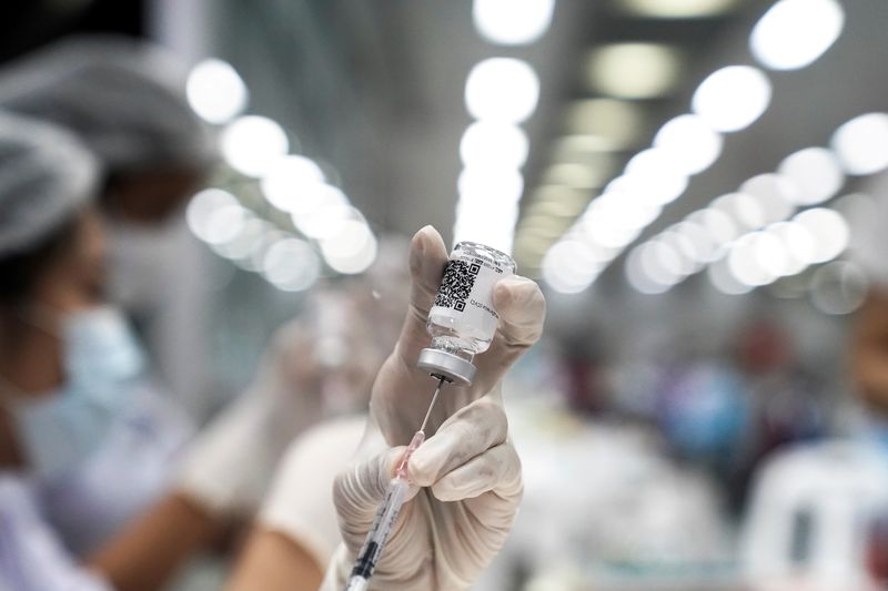 © Reuters. Un operatore sanitario prepara una dose di vaccino AstraZeneca contro il COVID-19 al Central Vaccination Center, all'interno della Bang Sue Grand Station, Thailandia, 21 giugno 2021. REUTERS/Athit Perowongmetha