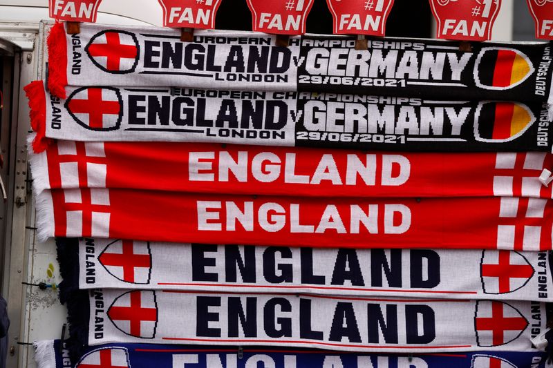 &copy; Reuters. Venda de cachecóis no estádio de Wembley em Londres, Reino Unido
29/06/2021
REUTERS/John Sibley