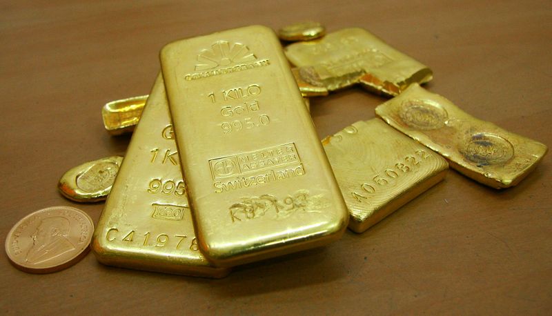 &copy; Reuters. FILE PHOTO: Gold bars are displayed at a gold jewelry shop in the northern Indian city of Chandigarh November 4, 2009. REUTERS/Ajay Verma/File Photo