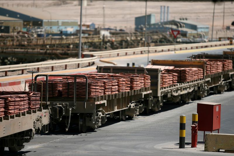 &copy; Reuters. Imagen de archivo de un tren cargado de láminas de cátodos de cobre en la mina Escondida de BHP Billiton, en Antofagasta, Chile.