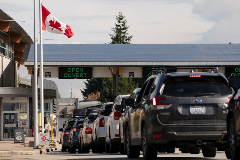 &copy; Reuters. Des personnes traversent la frontière américano-canadienne après que le Canada a ouvert la frontière aux Américains vaccinés à Blaine, Washington, États-Unis, le 9 août 2021. Les Etats-Unis ont prolongé vendredi jusqu'au 21 septembre la fermetur