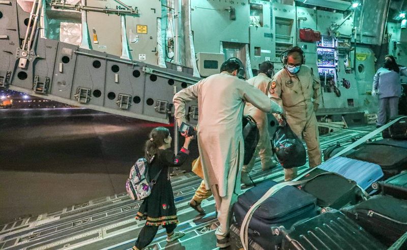 &copy; Reuters. Evacuados de Afganistán llegan a la base aérea de Al-Udeid, Doha, Qatar en imagen sin fecha.
Oficina de Comunicaciones del Gobierno del Estado de Qatar/Entregada vía REUTERS