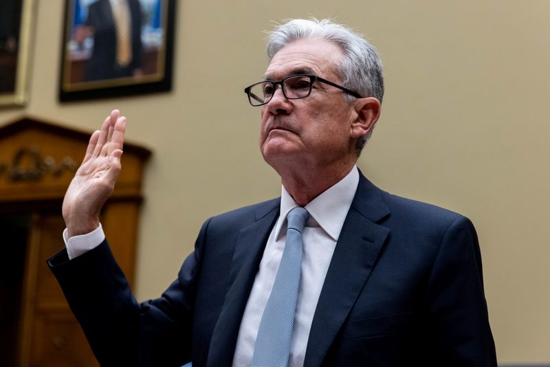 © Reuters. Federal Reserve Chair Jerome Powell is sworn in at the start of a U.S. House Oversight and Reform Select Subcommittee hearing on coronavirus crisis, on Capitol Hill in Washington, U.S., June 22, 2021. Graeme Jennings/Pool via REUTERS