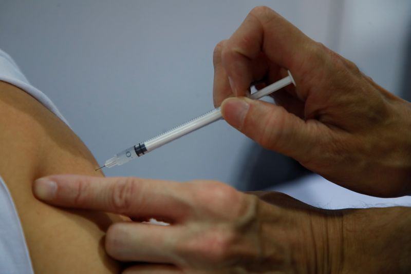 &copy; Reuters. Une personne vaccinée a huit fois moins de risque d'être contaminée par le COVID-19 et 11 fois moins de risque d'être admise en soins critiques qu'une personne non vaccinée, selon une étude en France. /Photo prise le 13 août 2021/REUTERS/Sarah Meys