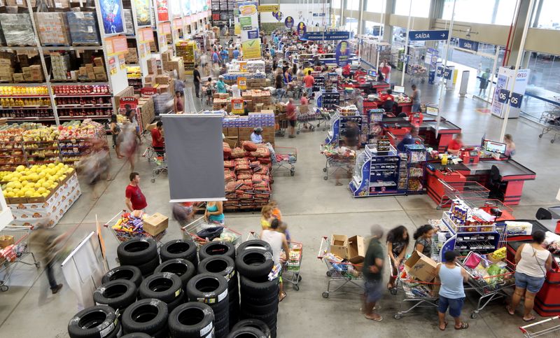 &copy; Reuters. Consumidores fazem compras em supermercado em São Paulo
11/01/2017
REUTERS/Paulo Whitaker