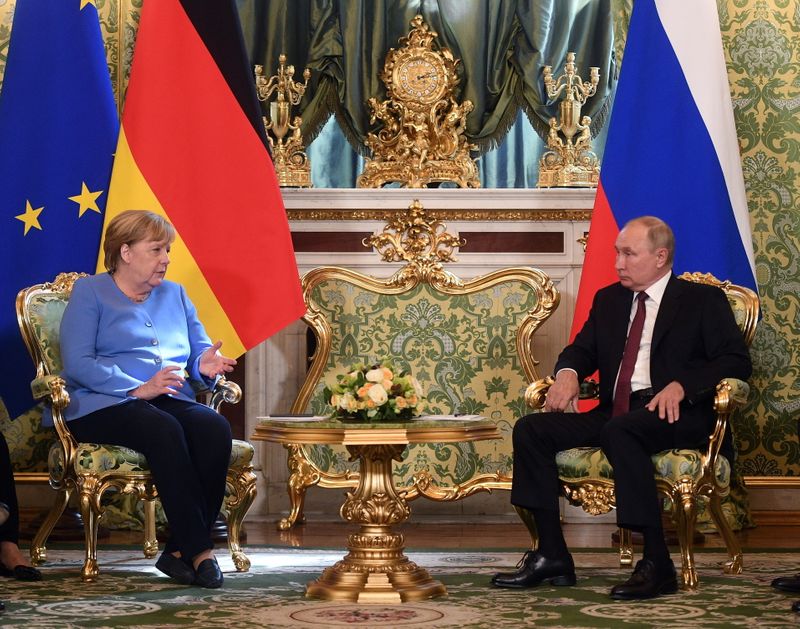 &copy; Reuters. بوتين خلال اجتماع مع المستشارة الألمانية أنجيلا ميركل في موسكو يوم الجمعة. صورة من سبوتنيك.