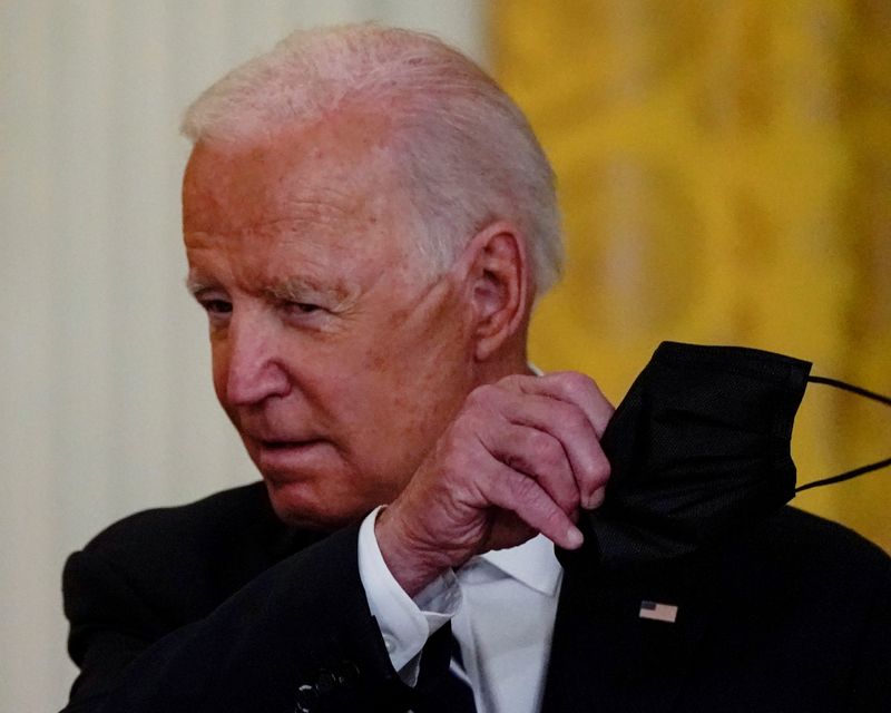 &copy; Reuters. FILE PHOTO: U.S. President Joe Biden removes his face mask as he arrives to deliver remarks on the coronavirus disease (COVID-19) response and vaccination program in the East Room at the White House in Washington, U.S., August 18, 2021. REUTERS/Elizabeth 