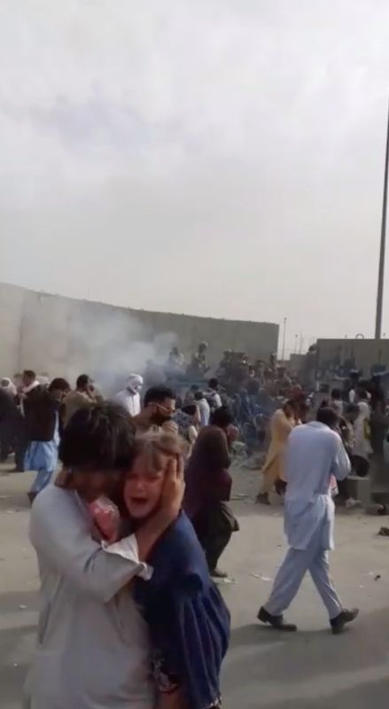 &copy; Reuters. أناس يفرون من إطلاق النار عند مطار كابول عاصمة أفغانستان يوم الخميس.
(صورة لرويترز من مواقع التواصل الاجتماعي ويتم توزيعها كما تلقتها رويتر
