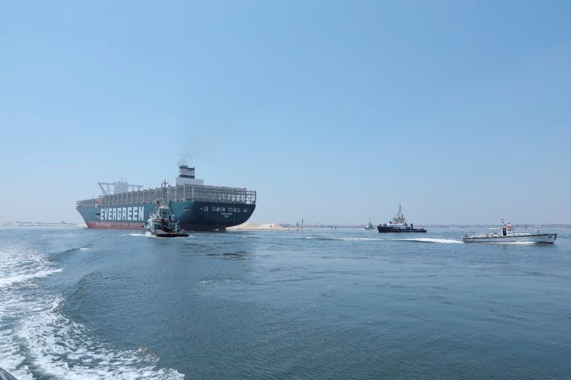 &copy; Reuters. Le porte-conteneurs Ever Given, qui a bloqué le canal de Suez pendant six jours en mars dernier, l'a de nouveau emprunté vendredi pour la première fois depuis cet incident. /Photo prise le 20 août 2021/REUTERS/Suez Canal Authority