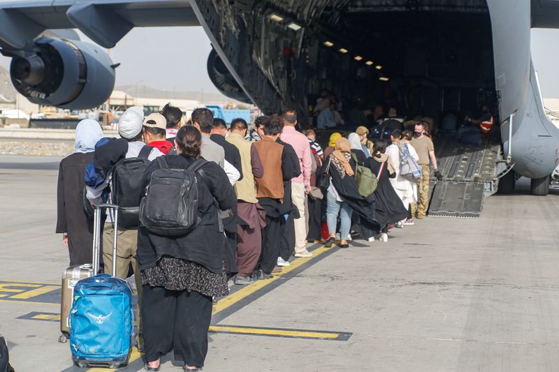 &copy; Reuters. أفراد أثناء الإجلاء من مطار كابول يوم 18 أغسطس اب 2021. صورة من البحرية الأمريكية.