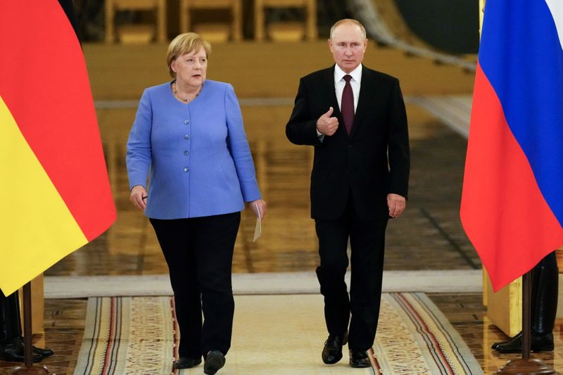 &copy; Reuters. Angela Merkel a profité vendredi de sa dernière visite officielle en Russie en tant que chancelière d'Allemagne pour demander à Vladimir Poutine de libérer Alexeï Navalny mais le président russe a repoussé cette requête. /Photo prise le 20 août 