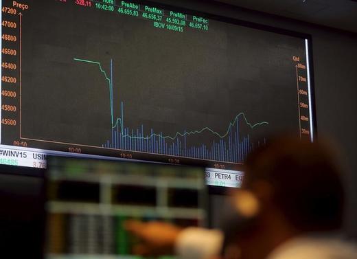 © Reuters. Tela com os índices do Bovespa em São Paulo.
Novembro 2015.
REUTERS/PAULO WHITAKER