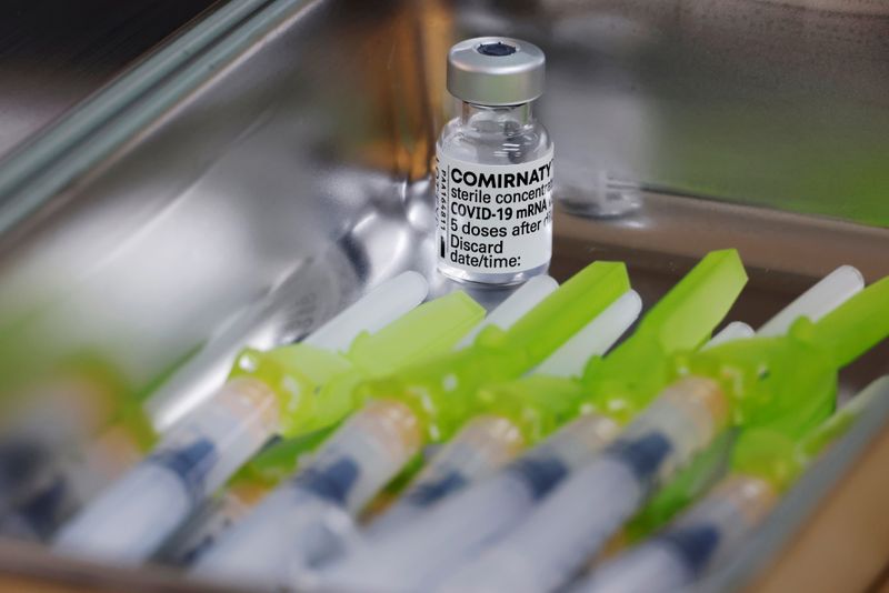 &copy; Reuters. IMAGEN DE ARCHIVO. Dosis de la vacuna contra el COVID-19 de Pfizer-BioNTech se ven en un centro de vacunación en Seúl, Corea del Sur, Marzo 10, 2021. REUTERS/Kim Hong-Ji