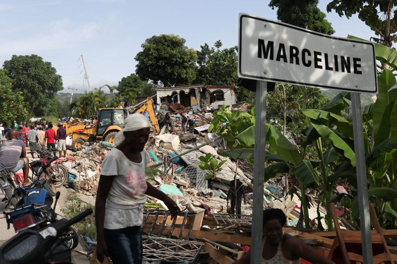 &copy; Reuters. Destroços na rua depois do terremoto em Marceline, perto de Les Cayes, Haiti
 20/8/2021 REUTERS/Henry Romero