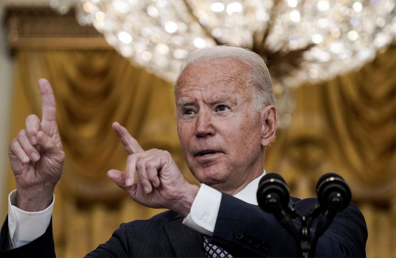 © Reuters. U.S.  President Joe Biden delivers remarks on evacuation efforts and the ongoing situation in Afghanistan during a speech in the East Room at the White House in Washington, U.S., August 20, 2021. REUTERS/Ken Cedeno