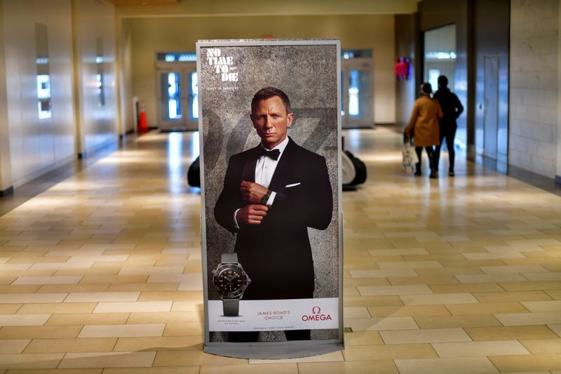 &copy; Reuters. Anúncio do filme "007 – Sem Tempo para Morrer", cujo lançamento foi adiado, em shopping center em Delaware, nos EUA
19/11/2020 REUTERS/Mark Makela/Arquivo