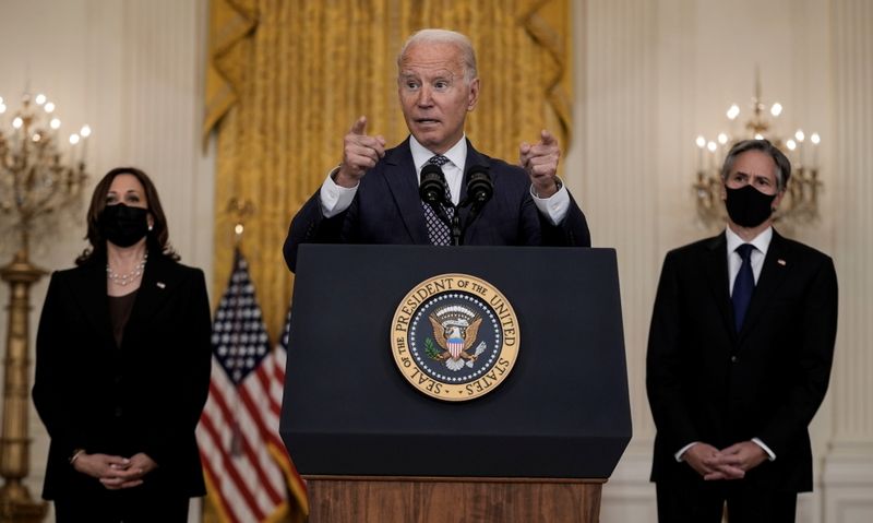 &copy; Reuters. Le président américain Joe Biden s'est engagé vendredi à "ramener chez eux" les Américains qui se trouvent encore en Afghanistan, avertissant que les missions d'évacuations seront risquées. /Photo prise le 20 août 2021/REUTERS/Ken Cedeno