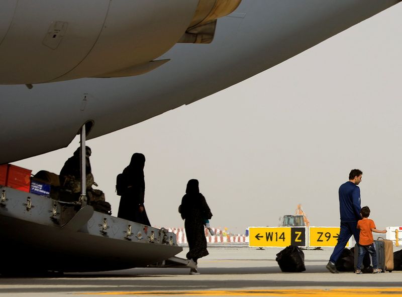 © Reuters. أفراد تم اجلاؤهم من أفغانستان لدى وصولهم إلى دبي يوم 19 أغسطس اب 2021. تصوير: رولا روهانا - رويترز. 
