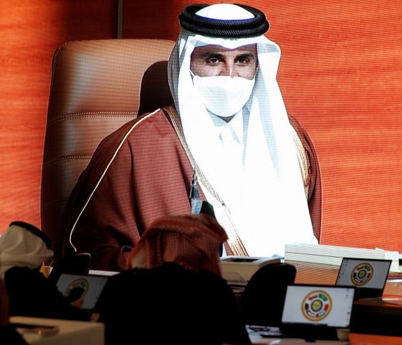 &copy; Reuters. أمير قطر الشيخ تميم بن حمد آل ثاني خلال اجتماع في العلا بالسعودية يوم 5 يناير كانون الثاني 2021. تصوير: أحمد يسري - رويترز.