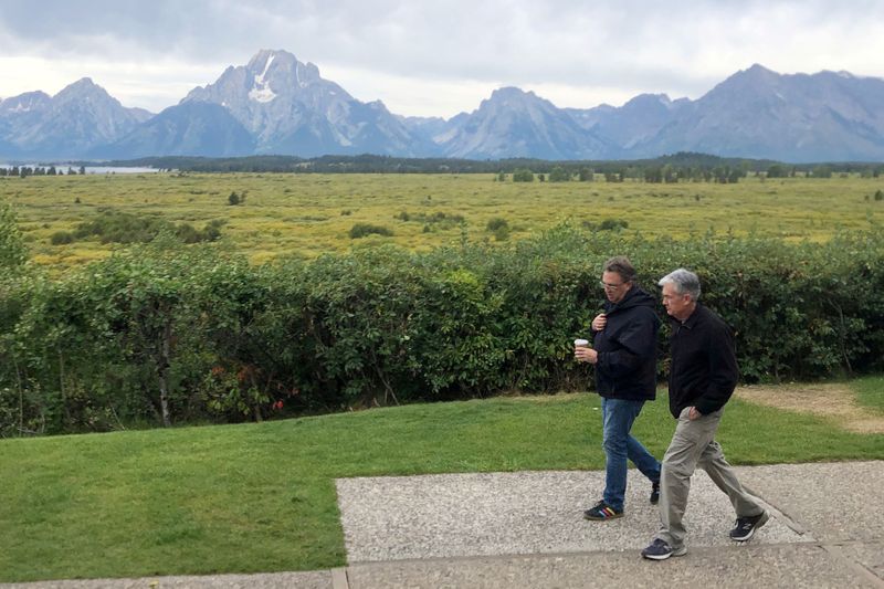 © Reuters. Jerome Powell e John Williams, do Fed, conversam durante conferência anual de política monetária em Jackson Hole, Wyoming (EUA) 
22/08/2019
REUTERS/Ann Saphir