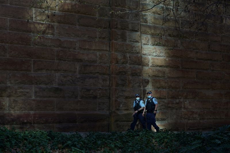 &copy; Reuters. إثنان من ضباط الشرطة يضعان كمامات أثناء دورية خلال فترة إغلاق للحد من تفشي مرض فيروس كورونا المستجد في سيدني بأستراليا يوم الجمعة. تصوير: لو
