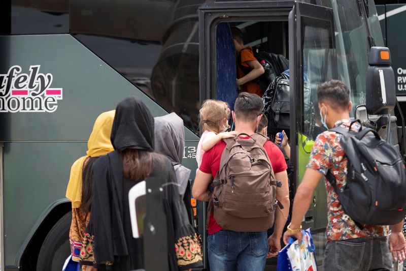 &copy; Reuters. لاجئون أفغان ينتظرون ركوب حافلات بعد وصولهم مطار تورونتو في كندا في 13 أغسطس آب 2021. صورة لرويترز.