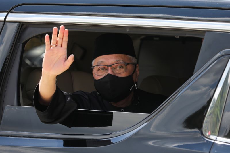 &copy; Reuters. New Malaysian Prime Minister Ismail Sabri Yaakob waves from a car, as he leaves after the inauguration ceremony, in Kuala Lumpur, Malaysia August 21, 2021. REUTERS/Lim Huey Teng