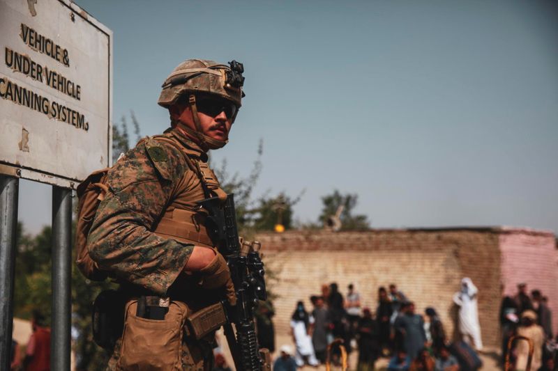 &copy; Reuters. FILE PHOTO: A Marine with the 24th Marine Expeditionary Unit (MEU) provides security during an evacuation at Hamid Karzai International Airport, Kabul, Afghanistan, in this photo taken on August 18, 2021 and released by U.S. Navy on August 20, 2021. U.S N
