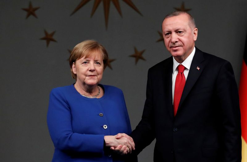 &copy; Reuters. الرئيس التركي رجب طيب أردوغان يصافح المستشارة أنجيلا ميركل في اسطنبول بصورة من أرشيف رويترز.