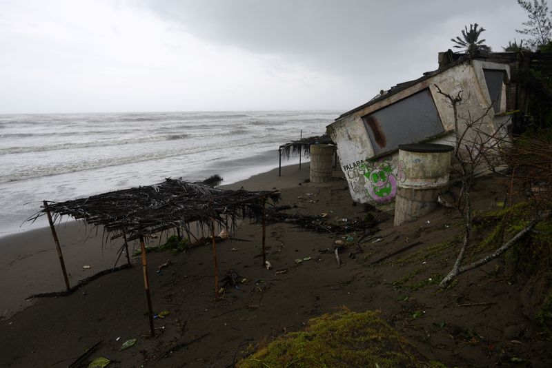 © Reuters. A snack bar which was destroyed when Hurricane Grace slammed into the coast with torrential rains, is seen on the beach, in Costa Esmeralda, near Tecolutla, Mexico August 21, 2021.    REUTERS/Yahir Ceballos