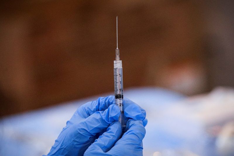 &copy; Reuters. FILE PHOTO: A syringe is filled with a dose of Pfizer's COVID-19 vaccine at a pop-up community vaccination center at the Gateway World Christian Center in Valley Stream, New York, U.S., February 23, 2021.  REUTERS/Brendan McDermid/File Photo