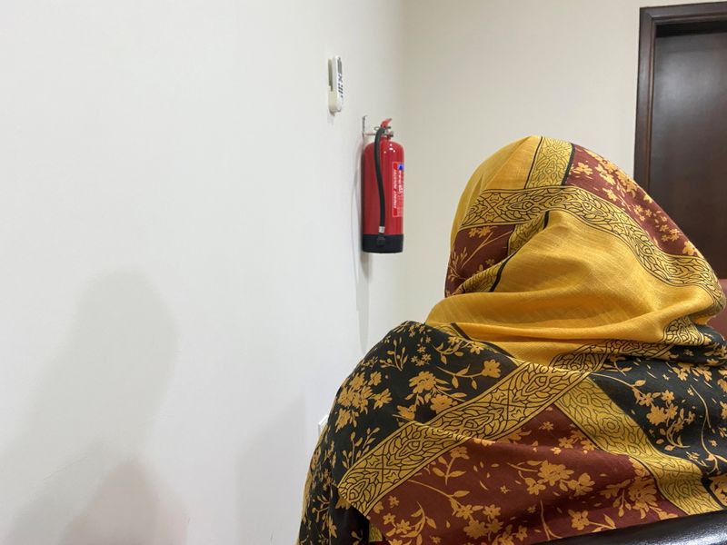 &copy; Reuters. امرأة أفغانية تم إجلاؤها تخفي هويتها بسبب مخاوف على سلامة أسرتها في أفغانستان تتحدث خلال مقابلة مع رويترز في مجمع سكني في الدوحة يوم السبت. 